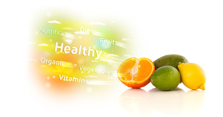 Fototapeta na wymiar Kolorowe soczyste owoce z zdrowe tekstu i znaków