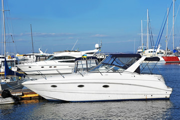 Obraz premium Motor yacht over harbor pier, Odessa, Ukraine