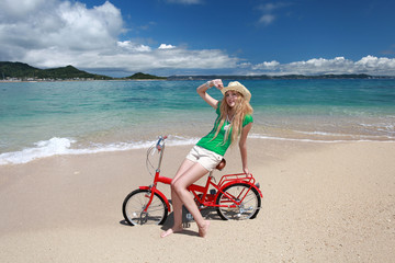Fototapeta na wymiar 南国沖縄の美しいビーチで遊ぶ笑顔の女性