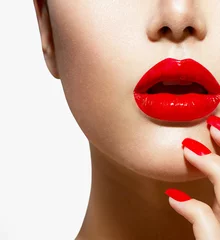 Crédence de cuisine en verre imprimé Lèvres fantaisie Gros plan des lèvres et des ongles sexy rouges. Manucure et maquillage