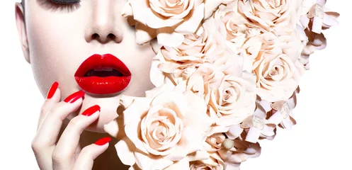 Foto auf Acrylglas Fantasielippen Mode-sexy Frau mit Blumen. Modell im Vogue-Stil