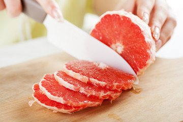 Slicing red Grapefruit