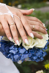 Obraz na płótnie Canvas Bouquet and hands with rings