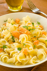 Gigli con panna e salmone, cucina italiana