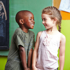 Junge und Mädchen spielen im Kindergarten