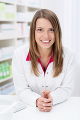 lächelnde apothekerin
