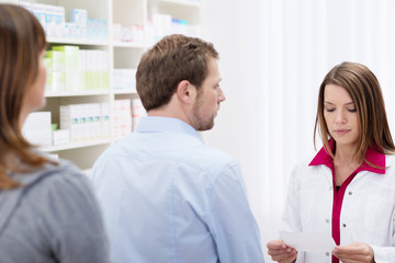 Obraz premium kunden in der apotheke