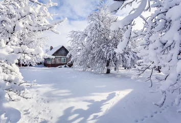 Fotobehang Winter Wintersprookje, zware sneeuwval bedekte de bomen en huizen in