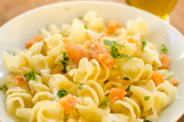 Gigli con panna e salmone, cucina italiana