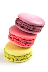 Разноцветные макаруны на белом фоне