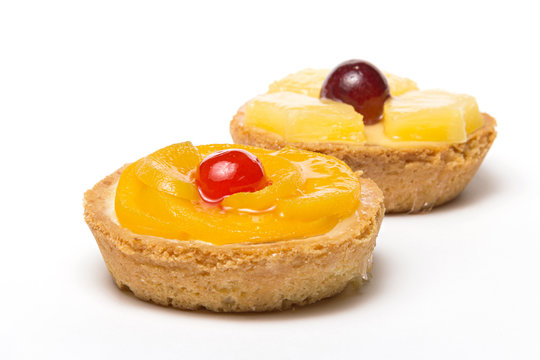 Tarlets of fruits and custard cream