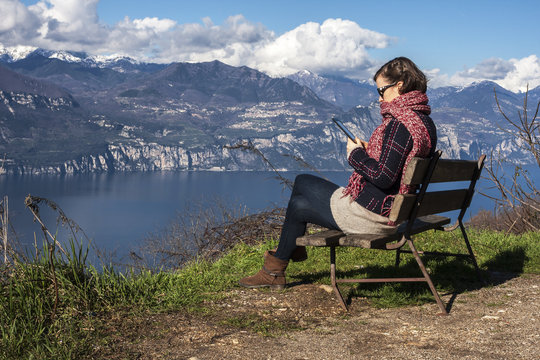 Leggendo un e-book davanti al lago