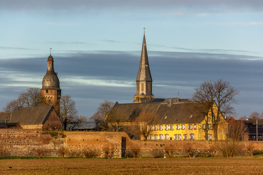 0116 Zons - Stadtmauer in der Morgensonne