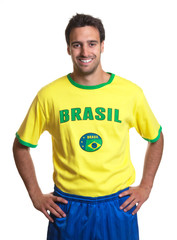 Fototapeta premium Lachender Mann im Brasilien Trikot