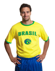 Mann im Brasilien Trikot mit einem freundlichen Lächeln