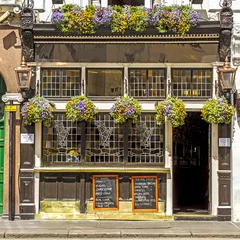 Foto op Canvas Facade of a typical pub, London, UK © Diversity Studio