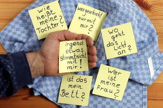 Demenzkranker h&auml;lt Karten &Auml;ngsten in Hand