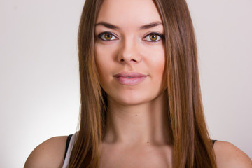 Naklejka premium Portrait of a beautiful young woman in a white T-shirt