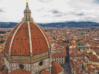 Fototapeta na wymiar Catedral de Santa Maria de Fiore (Il Duomo) y vista de Florencia