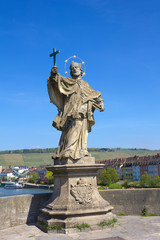 Fototapeta na wymiar Statua św Jana Nepomucena w Würzburgu w Niemczech.
