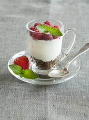 Schichtspeise mit Himbeeren