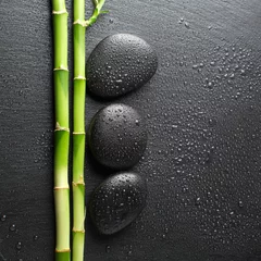 Fotobehang zen stenen en bamboe met dauw © vetre