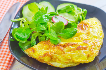 omelette with salad