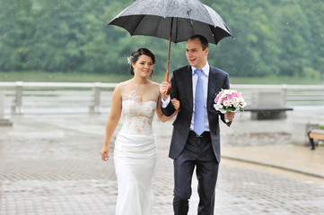 Wedding couple in a rainy day