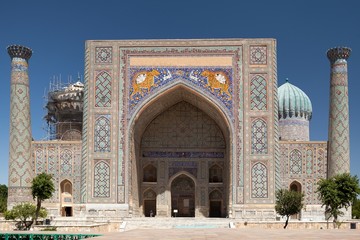 Fototapeta na wymiar Widok Sher-Dor Madrasa, Samarkanda
