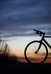 Fototapeta na wymiar sylwetka roweru szosowego w zachodzie słońca