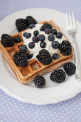 Waffeln mit Sahne und Beeren