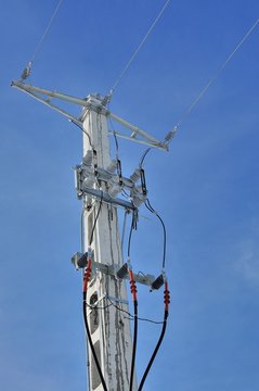 Power pole with external electric separator