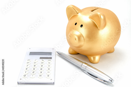 金色の豚の貯金箱と電卓とボールペン Poster Posters Fpdress 金色の豚の貯金箱と電卓とボールペン Poster Posters Fpdress