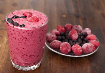 Cocktail of frozen raspberries, blueberries   with yogurt .