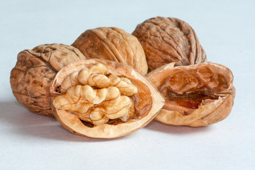 Noix et cerneaux sur fond blanc