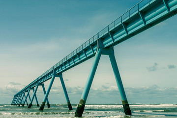 jet&eacute;e sur la plage
