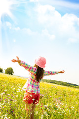 Bambina nel mezzo di un campo