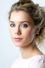 Naklejka premium Beautiful young blonde woman looking at the camera
