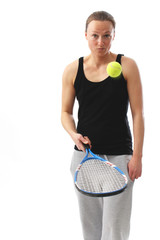 junge Frau spielt Tennis