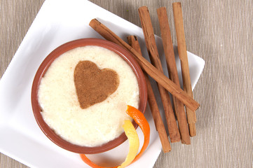 Arroz con leche y coraz&oacute;n de canela.