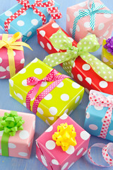 Bunte Geschenke in kleinen Boxen
