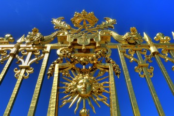 Fototapeta na wymiar Główna brama pałacu w Wersalu
