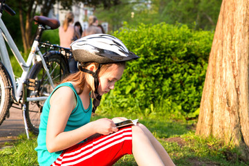 Bambina a rilassarsi nel parco