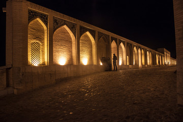 Nachtansicht der Khajoo-Brücke in Isfahan, Iran