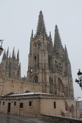 Fototapeta na wymiar Catedral de Burgos en invierno con nieve