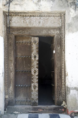 Fototapeta na wymiar Stare drewniane drzwi w Stone Town