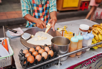 Obraz premium Cooking Thai Banana Pancake on the street