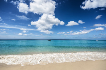 Fototapeta na wymiar Beautiful tropical beach and blue sky