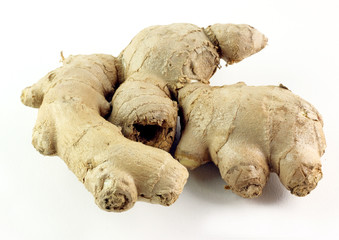 Zenzero isolato su sfondo bianco