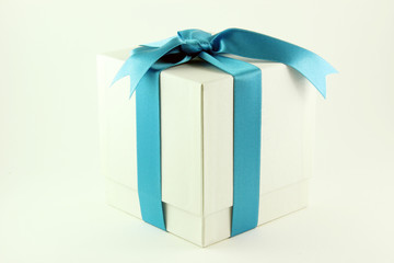 Pacchetto regalo con fiocco azzurro
